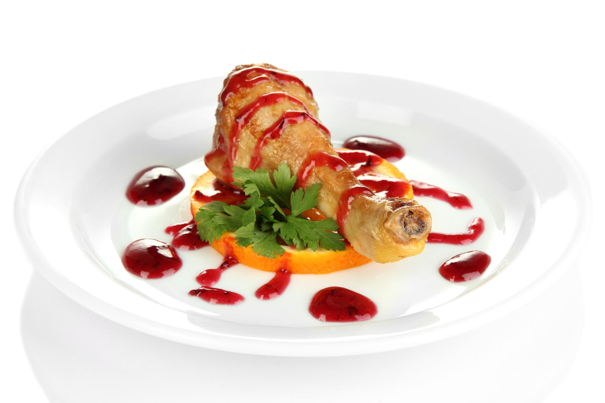 Piatto principale creativo con salsa brillante