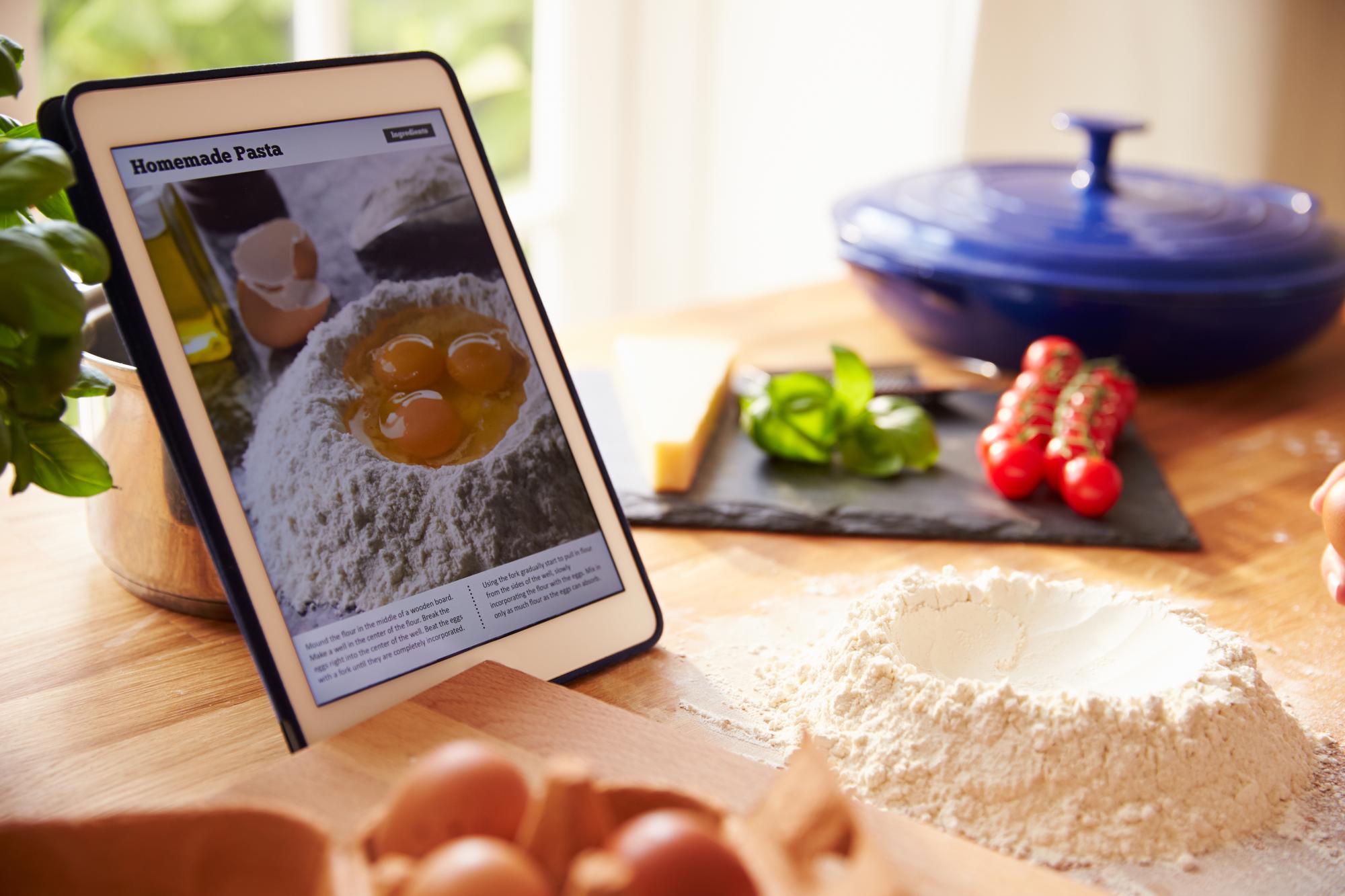 Dispense digitali e tablet con ricette passo dopo passo