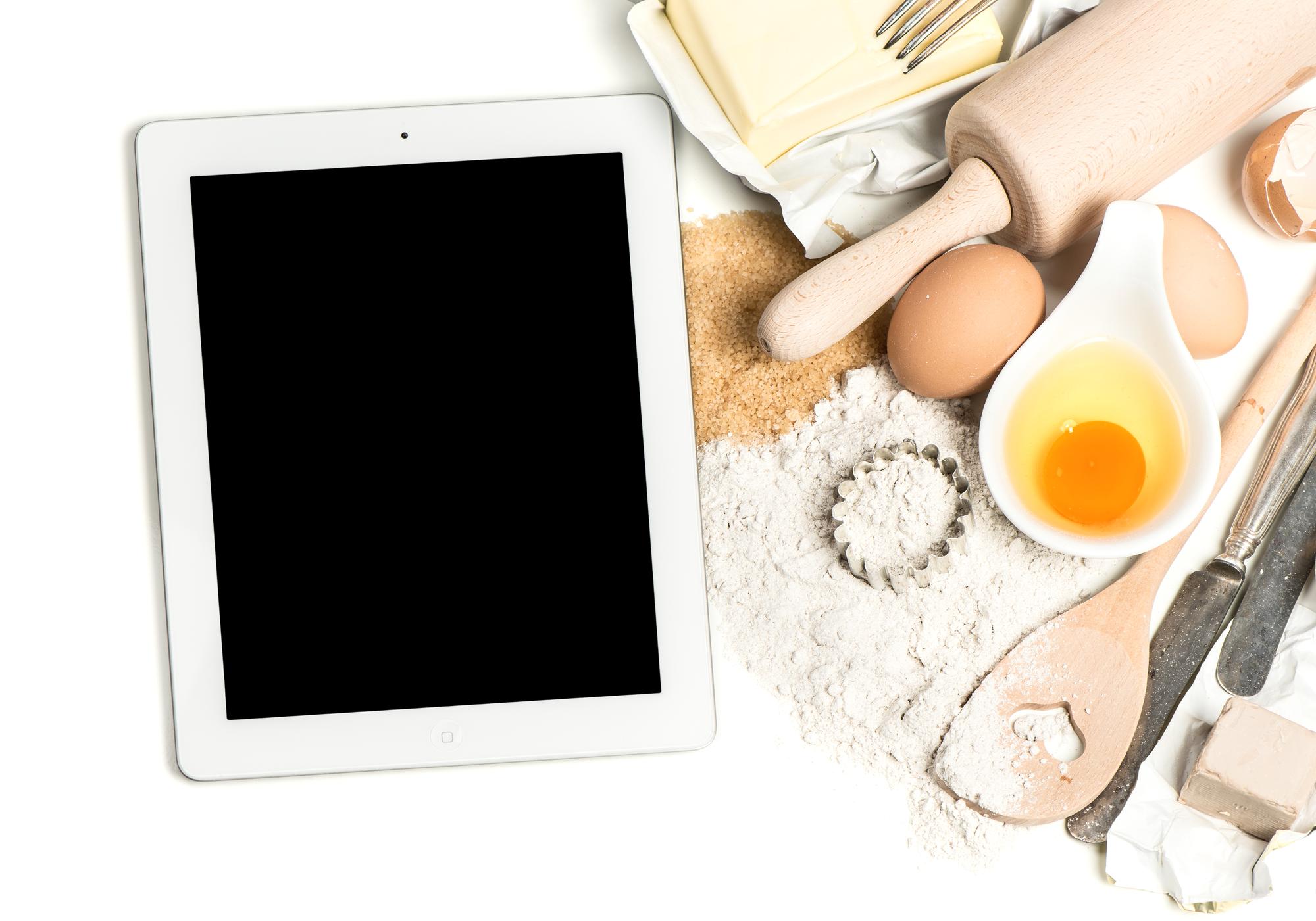 Tavolo di lavoro con ingredienti e tablet per corso